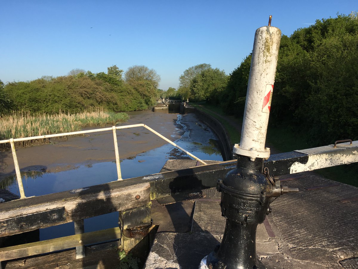 NBLongpod's tweet photo. @tylerfage @NABO_Official @WobblyBoater @CRTContactUs I think it's often like that. This was in 2016 looking down from the staircase. The reason that bottom gates leak like that is that boaters only open one gate and then bash into it. They used to discourage the practice but now it's the preferred method (at least, on Hatton). https://t.co/cr80uvOtbH