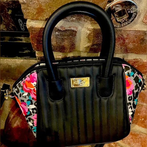 FebreJennifer's tweet photo. So good I had to share! Check out all the items I'm loving on @Poshmarkapp #poshmark #fashion #style #shopmycloset #betseyjohnson: https://t.co/PH1L7uaI39 https://t.co/j9hwrqpjr2