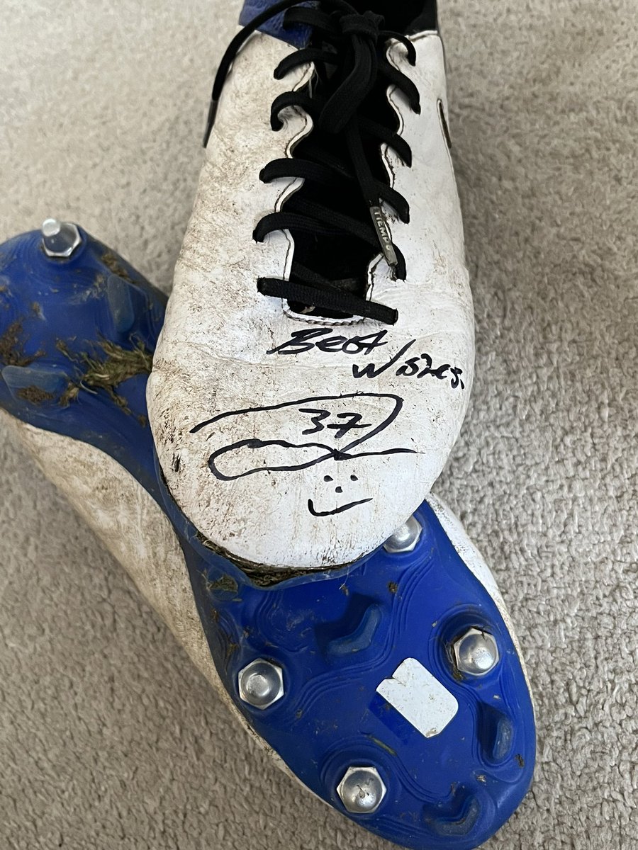 Newest piece added to the collection 🇬🇧 

Scotty Arfield matchworn boots 

🫡  🔴⚪️🔵