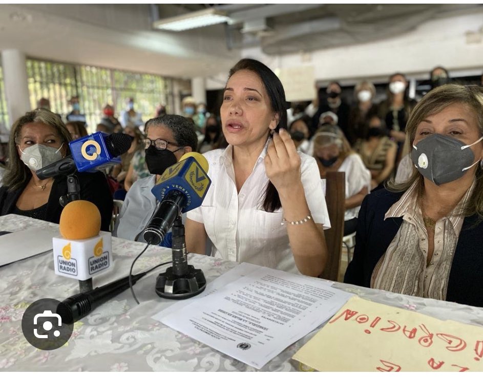 williamsdavila's tweet photo. Se murió Aixa López  Sec Femenina de @ADemocratica , esposa de mi amigo y compañero Luis Guevara.
Hicimos un post grado juntos en derechos humanos en la UCAB en el 2007.
Le tenía gran estima y admiración por su lucha por los racionamientos de luz que ella emprendió con alta sensibilidad social.
Fue una dama, preparada e inteligente que con esmero Adeco se dedicó a sus labores como lideresa de la mujer acciondemocratista.
Mi sentido pésame a las compañeras de partido y a la mujer venezolana porque muere una mujer digna y luchadora por el rescate de  la libertad y la democracia en venezuela.