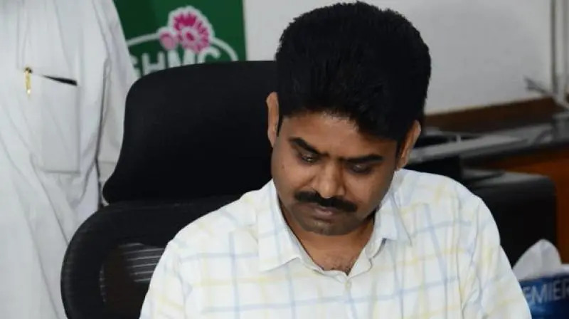 metro_updates's tweet photo. Telangana High Court reprimands ex-GHMC commissioner Lokesh Kumar and officials for disregarding court orders in Deccan Kitchen Hotel demolition. https://t.co/06VYQska9r