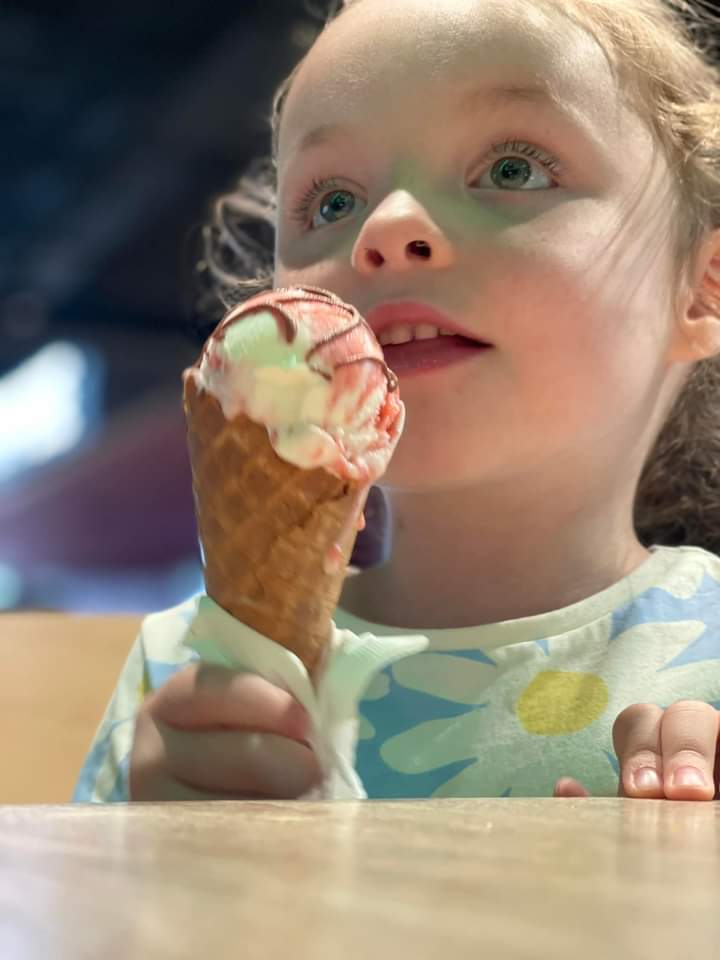 Charlotte_Ariya's tweet photo. .@Butlins was such a fun holiday 🏖

I loved all the different activities especially the ice cream 🍨

I look forward to coming back next year! 

@littlebigdoor #SummerHoliday #Model #Painting #FunFair #IceCream https://t.co/gN3F3E8B7N