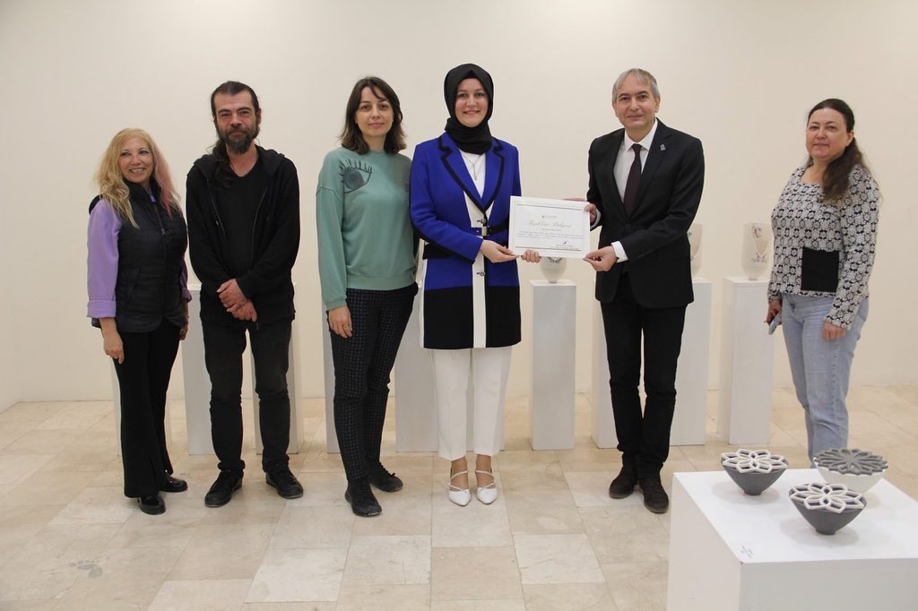 profdrturgay's tweet photo. Sakarya Üniversitesi Sanat Tasarım ve Mimarlık Fakültesi Seramik ve Cam Bölümü Araştırma Görevlisi Beyza Turan’ın “İçgörü” isimli kişisel sergisi açıldı.
Açılışı gerçekleştirilen sergiye, Dekan Prof. Dr. Tahsin Turgay, Dekan Yardımcıları, akademisyenler ve öğrenciler katıldı. https://t.co/u3OXq1wKL3