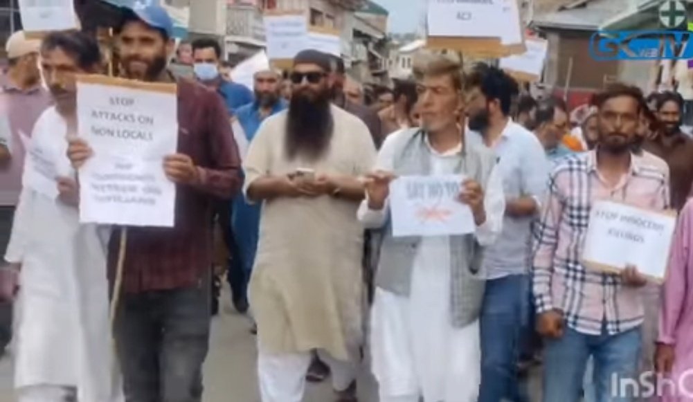 Sajid16305847's tweet photo. Locals, traders protest in Shopian against attack on migrant labourers by Pakistan sponsored terrorists.
#ShopianAttack #Protest https://t.co/QG01eV2EXa
