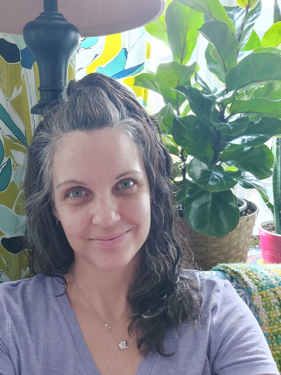buttenhole's tweet photo. Me and my Triffid 🪴 #plants #dayofthetriffids #johnwyndham #greatbook #Iloveplants #fiddleleaffig #fridaymorning #FridayVibes https://t.co/hPTNHqNMv7