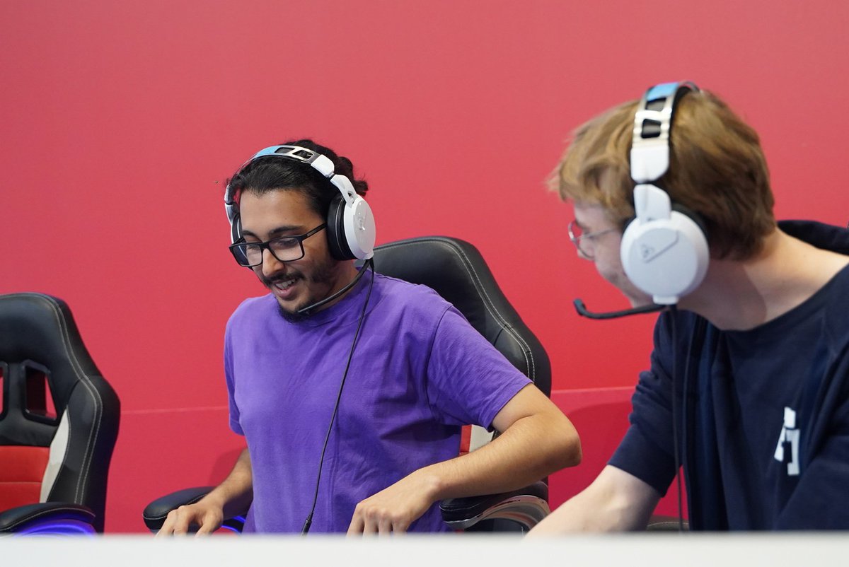 eSportBrosTV's tweet photo. Squidding Good bat 2000 vbucks sur scène après une finale INTENSE 🥵 https://t.co/XWf5InAWcn