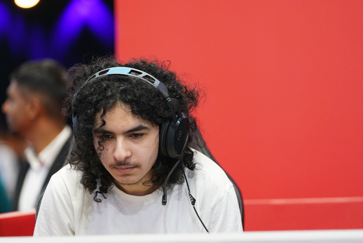 eSportBrosTV's tweet photo. Squidding Good bat 2000 vbucks sur scène après une finale INTENSE 🥵 https://t.co/XWf5InAWcn