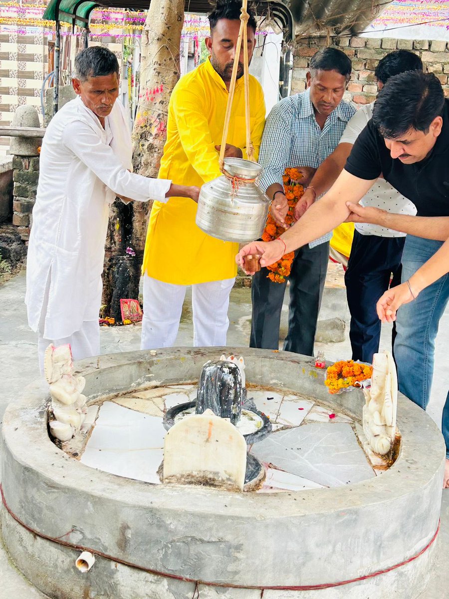 MLAMundkaOffice's tweet photo. आज दिनाक 14/07/2023 को सावदा B ब्लॉक में शिव मंदिर में विधायक प्रतिनिधि @Sunillakra007 जी ने कावड़ शिविर के आयोजन का शुभारंभ किया.मंदिर में आए हुए सभी कार्यकर्ताओं और कॉलोनी वासियो का हार्दिक धन्यवाद🙏🏻🙏🏻.

#MahaShivratri
#Aap 
#MundkaVidhansabha 
#Delhi 
@DharampalLakra https://t.co/vkOiG8c1DU
