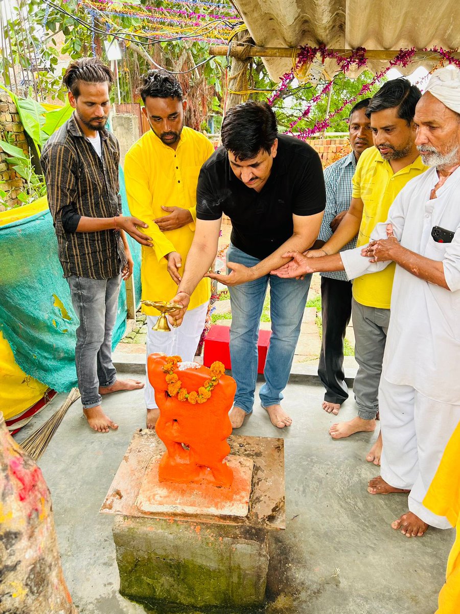 MLAMundkaOffice's tweet photo. आज दिनाक 14/07/2023 को सावदा B ब्लॉक में शिव मंदिर में विधायक प्रतिनिधि @Sunillakra007 जी ने कावड़ शिविर के आयोजन का शुभारंभ किया.मंदिर में आए हुए सभी कार्यकर्ताओं और कॉलोनी वासियो का हार्दिक धन्यवाद🙏🏻🙏🏻.

#MahaShivratri
#Aap 
#MundkaVidhansabha 
#Delhi 
@DharampalLakra https://t.co/vkOiG8c1DU