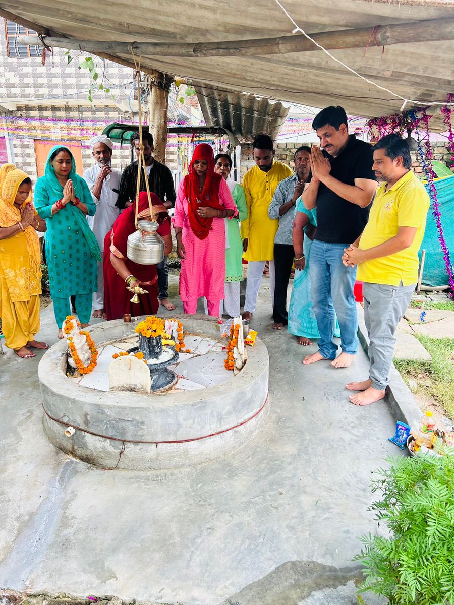 MLAMundkaOffice's tweet photo. आज दिनाक 14/07/2023 को सावदा B ब्लॉक में शिव मंदिर में विधायक प्रतिनिधि @Sunillakra007 जी ने कावड़ शिविर के आयोजन का शुभारंभ किया.मंदिर में आए हुए सभी कार्यकर्ताओं और कॉलोनी वासियो का हार्दिक धन्यवाद🙏🏻🙏🏻.

#MahaShivratri
#Aap 
#MundkaVidhansabha 
#Delhi 
@DharampalLakra https://t.co/vkOiG8c1DU