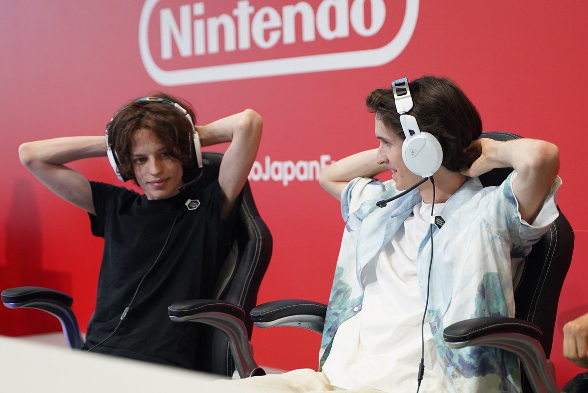 eSportBrosTV's tweet photo. Squidding Good bat 2000 vbucks sur scène après une finale INTENSE 🥵 https://t.co/XWf5InAWcn