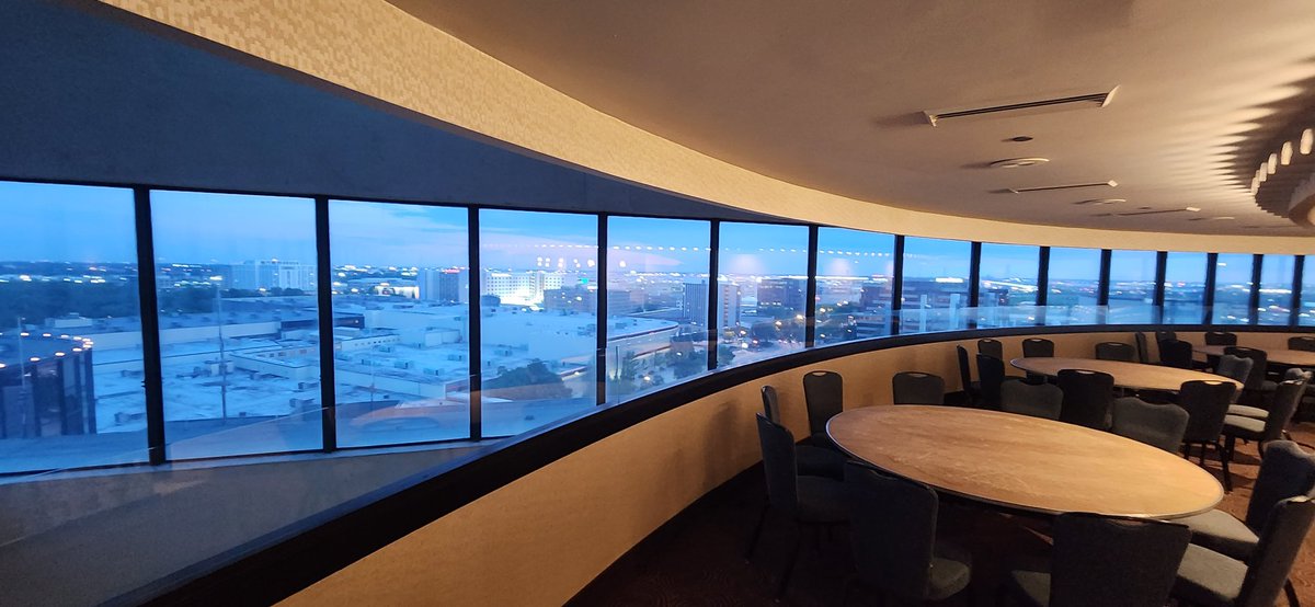 moderntragedie's tweet photo. The view from the top of the Hyatt Regency O'Hare (Ventanas). https://t.co/DbryZYjjrb