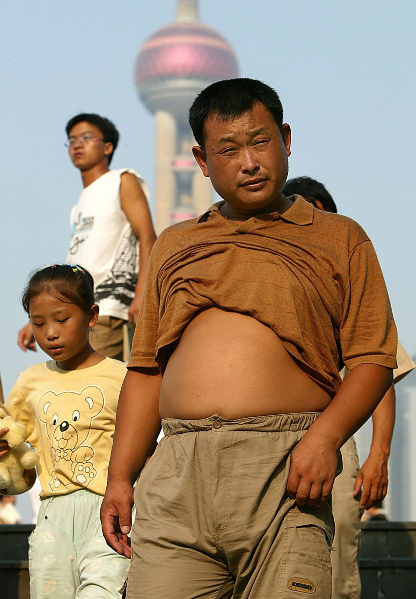 ObtainerOf's tweet image. Every year brave Chinese men battle local authorities for their right to proudly wear the “Beijing Bikini”, the thinking man’s preferred method of beating summer heat
