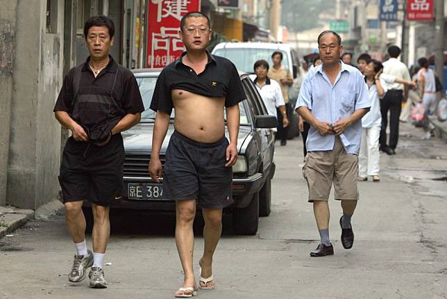 ObtainerOf's tweet image. Every year brave Chinese men battle local authorities for their right to proudly wear the “Beijing Bikini”, the thinking man’s preferred method of beating summer heat