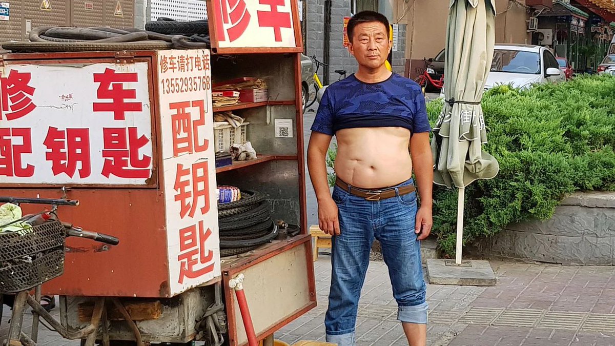 ObtainerOf's tweet image. Every year brave Chinese men battle local authorities for their right to proudly wear the “Beijing Bikini”, the thinking man’s preferred method of beating summer heat