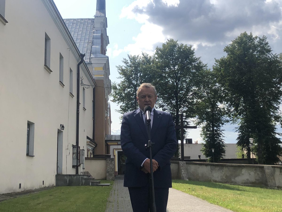 kultura_gov_pl's tweet photo. Minister kultury i dziedzictwa narodowego @PiotrGlinski w #Brzeziny:  Zabytki to też są budowle użyteczności publicznej, ludzie mieszkają, uczą się w nich. Nasi mieszkańcy zabytki użytkują w sposób codzienny. 
Cieszę się bardzo, że mogliśmy to zrealizować i dzisiaj z przyjemnością wszystkim samorządom wręczymy symboliczne czeki. 
Przekazuję wielkie podziękowania dla samorządu, bo bez współpracy nie byłoby to możliwe. Dziękuję wszystkim, którzy przygotowali wnioski. Wiele miejscowości z naszego regionu, z naszej małej Polski lokalnej otrzymało wsparcie w tym programie.