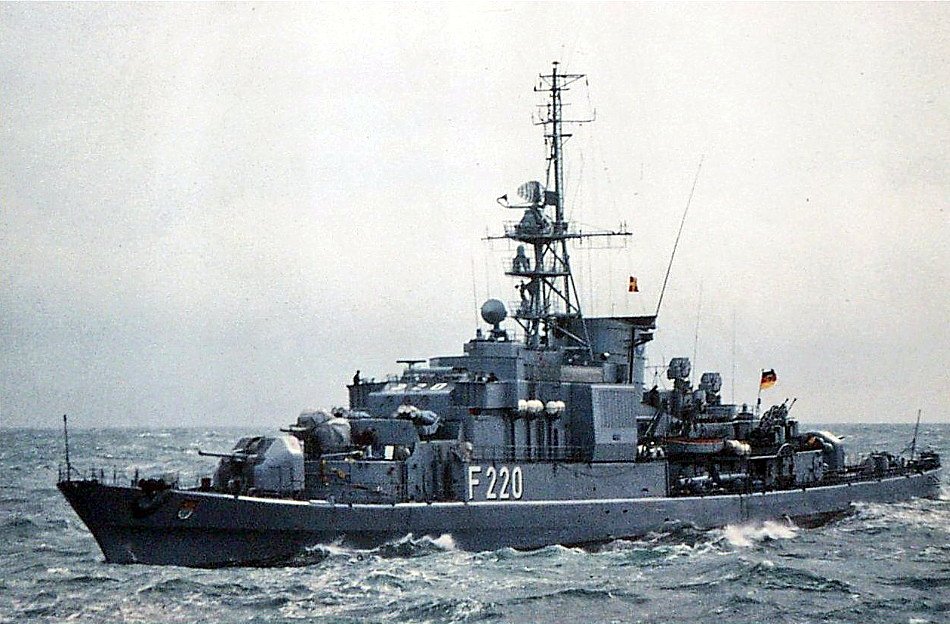 FlMichele69's tweet photo. Frigates
FF #FGSKöln F220 (1961-1982)
Type 120/Köln Class
📷 #HMCSMargaree DDH230 @NATO_MARCOM Exercise 1977
@deutschemarine 🇩🇪 https://t.co/lebRo7K5IH