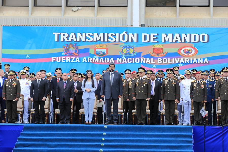 El presidente de la República, Nicolás Maduro, lideró este jueves el acto de transmisión de Mando de los componentes de la Fuerza Armada Nacional Bolivariana (FANB) así como los ascensos de grado a Mayores Generales.

#VivaLaPoesía