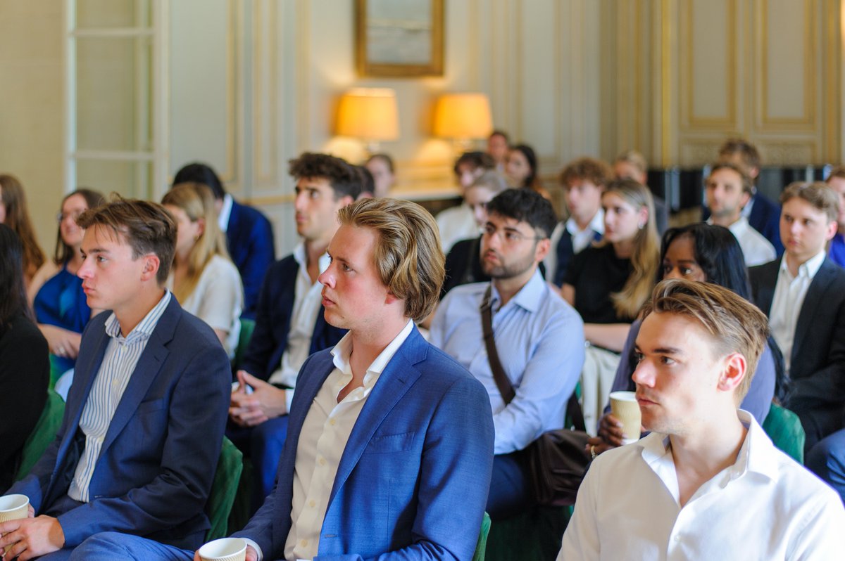 I had a wonderful time with the graduate students of the Faculty of Business & Economics @UAntwerpenFBE of University of Antwerp Summer School. Thank you for the engaging conversation on the huge trade relations 🇧🇪🇺🇸, business culture and Embassy's role in economic affairs. ↩️1/2