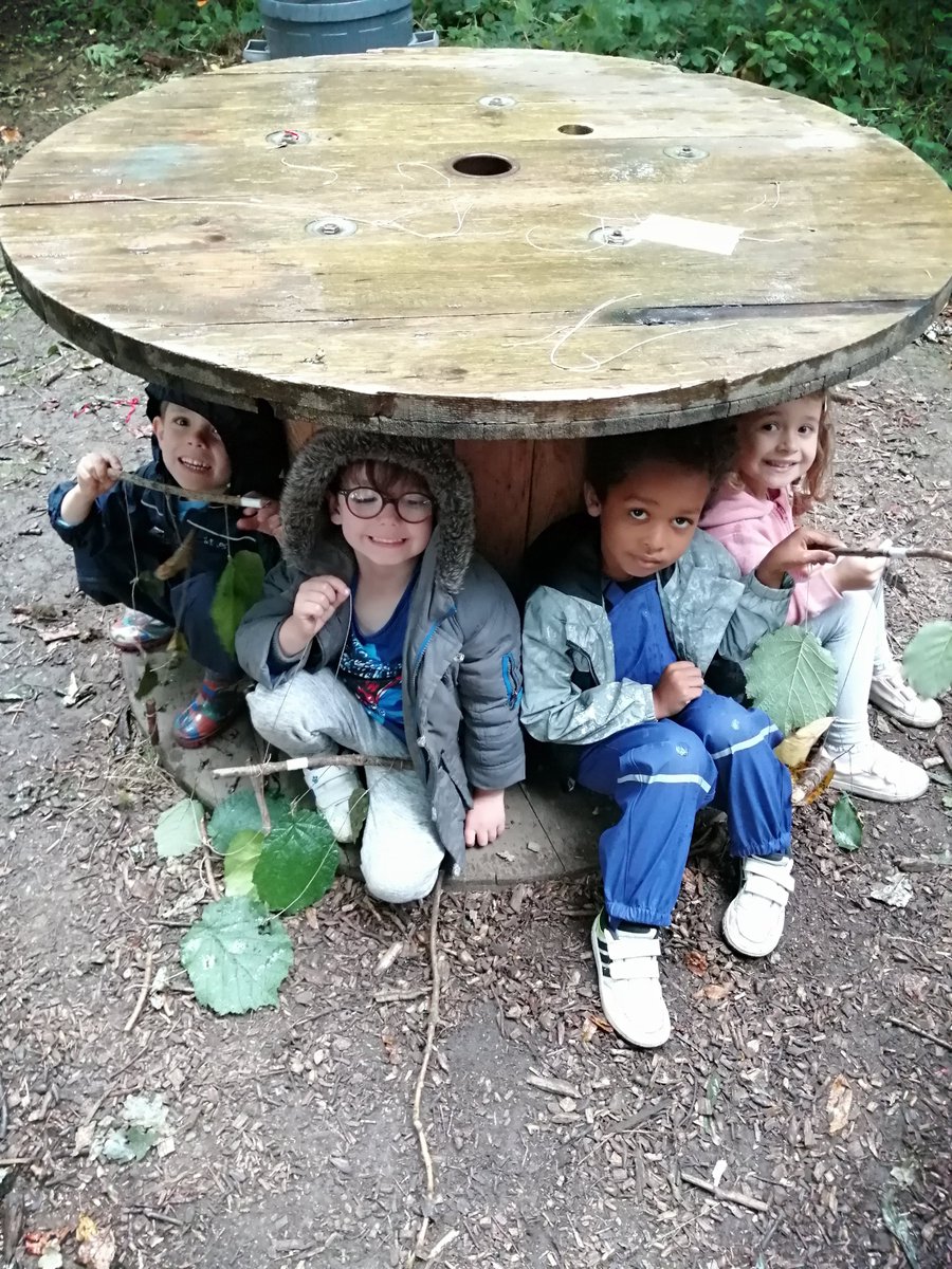 FlushdykeClass1's tweet image. Lots of resilience shown whilst making natural dream catchers. We even found a place to shelter from the rain! #EYFSoutdoorlearning