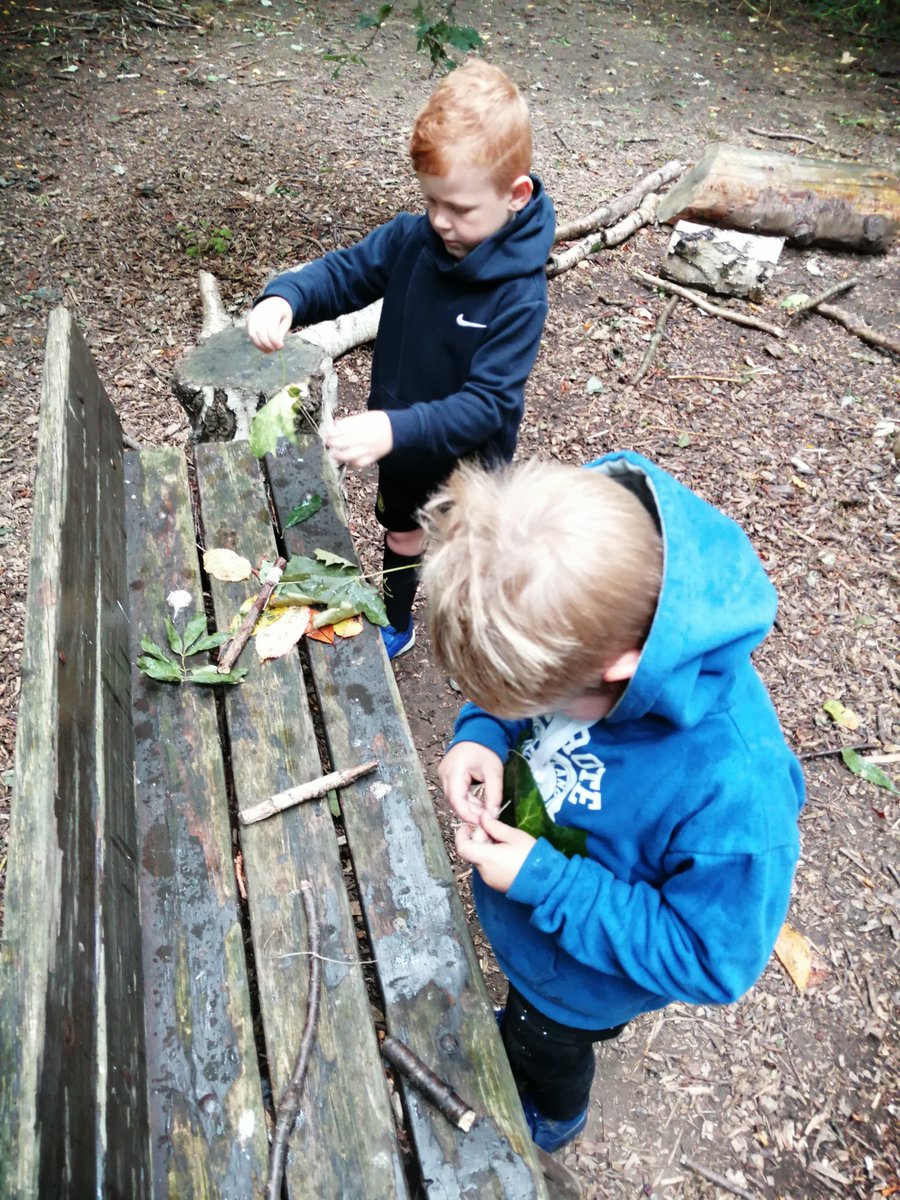 FlushdykeClass1's tweet image. Lots of resilience shown whilst making natural dream catchers. We even found a place to shelter from the rain! #EYFSoutdoorlearning