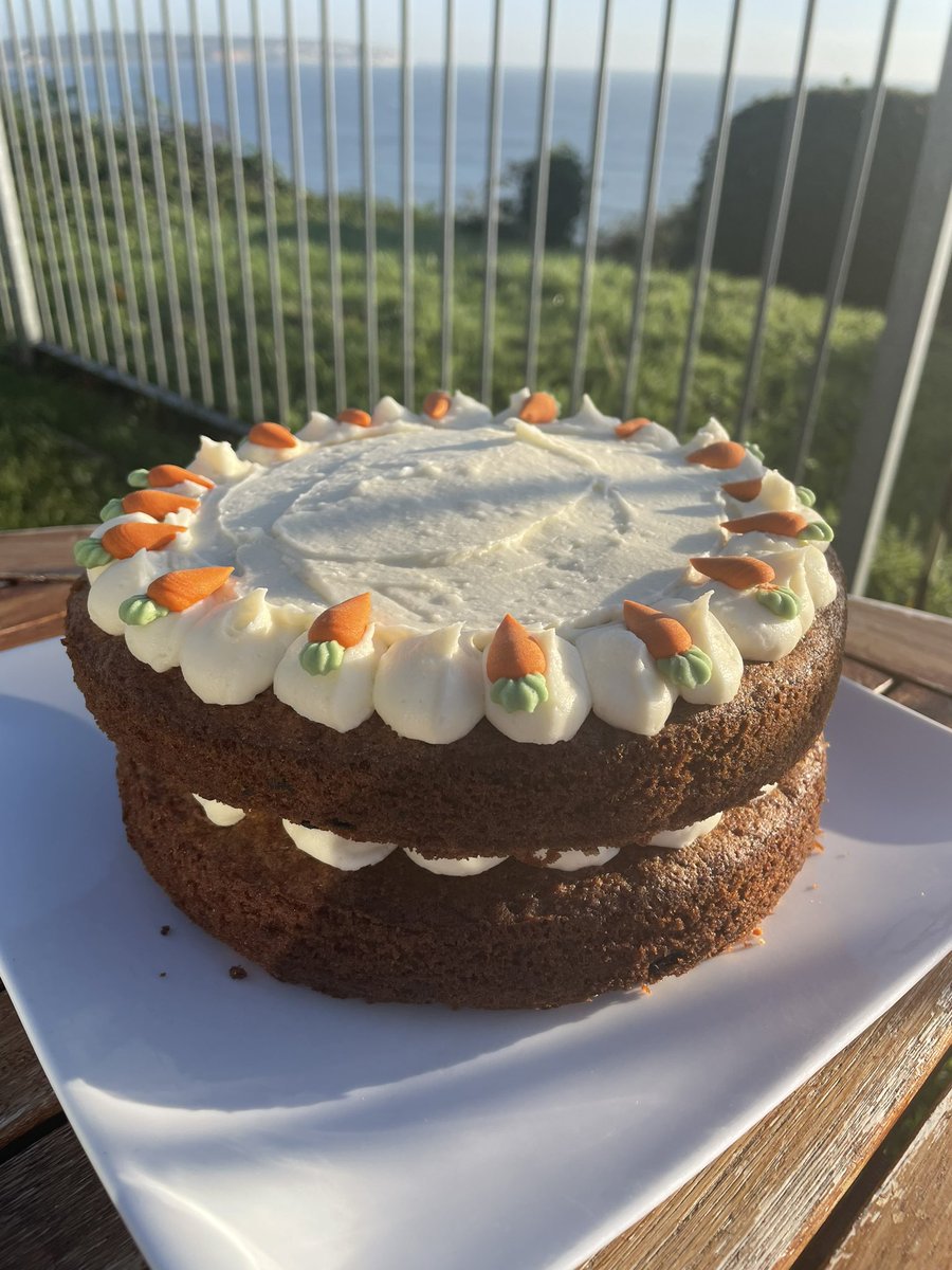 Blueberrys_cafe's tweet photo. Cakes for tomorrow are Key Lime, Kinder Bueno, Carrot (customer request), Coffee and Walnut and Lemon Drizzle
#blueberryscafe #cakesofinstagram #cake #iow #yummy #homemade #saturday #tasty #delicious #weekend #local #glutenfree #cafe #cakeaway #customerrequest https://t.co/VPoEUpB9Cn