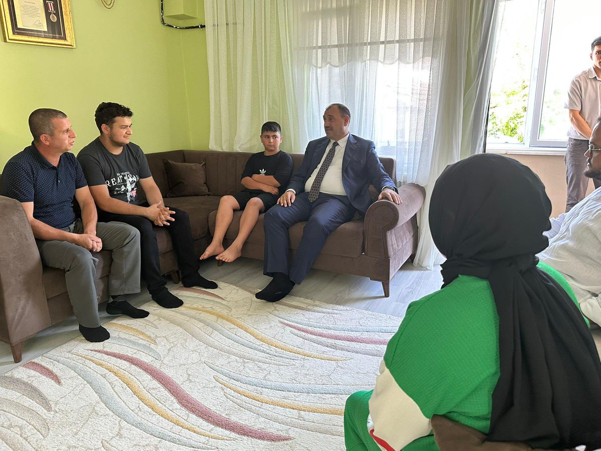 SakaryaValiligi's tweet photo. Valimiz Sayın Çetin Oktay Kaldırım, #15Temmuz Gazisi Nurettin Tulum‘u Serdivan/Selahiye Mahallesindeki hanesinde ziyaret ederek bir süre sohbet etti, kendilerine minnettar olduklarını ifade ederek Kur'an-ı Kerim ve Bayrak takdim etti.

▪@valicetinoktay https://t.co/sMxM9LUtbc