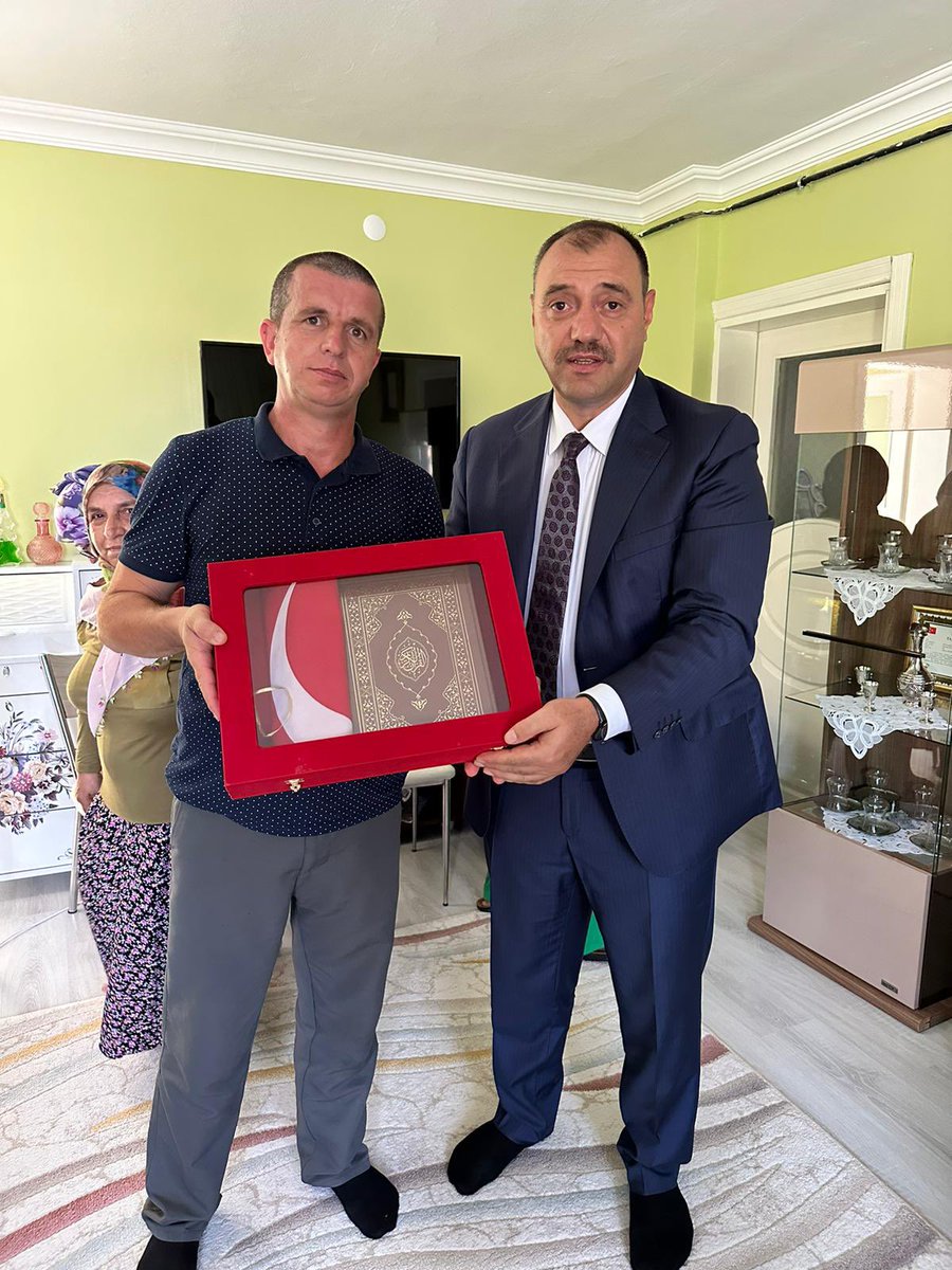 SakaryaValiligi's tweet photo. Valimiz Sayın Çetin Oktay Kaldırım, #15Temmuz Gazisi Nurettin Tulum‘u Serdivan/Selahiye Mahallesindeki hanesinde ziyaret ederek bir süre sohbet etti, kendilerine minnettar olduklarını ifade ederek Kur'an-ı Kerim ve Bayrak takdim etti.

▪@valicetinoktay https://t.co/sMxM9LUtbc