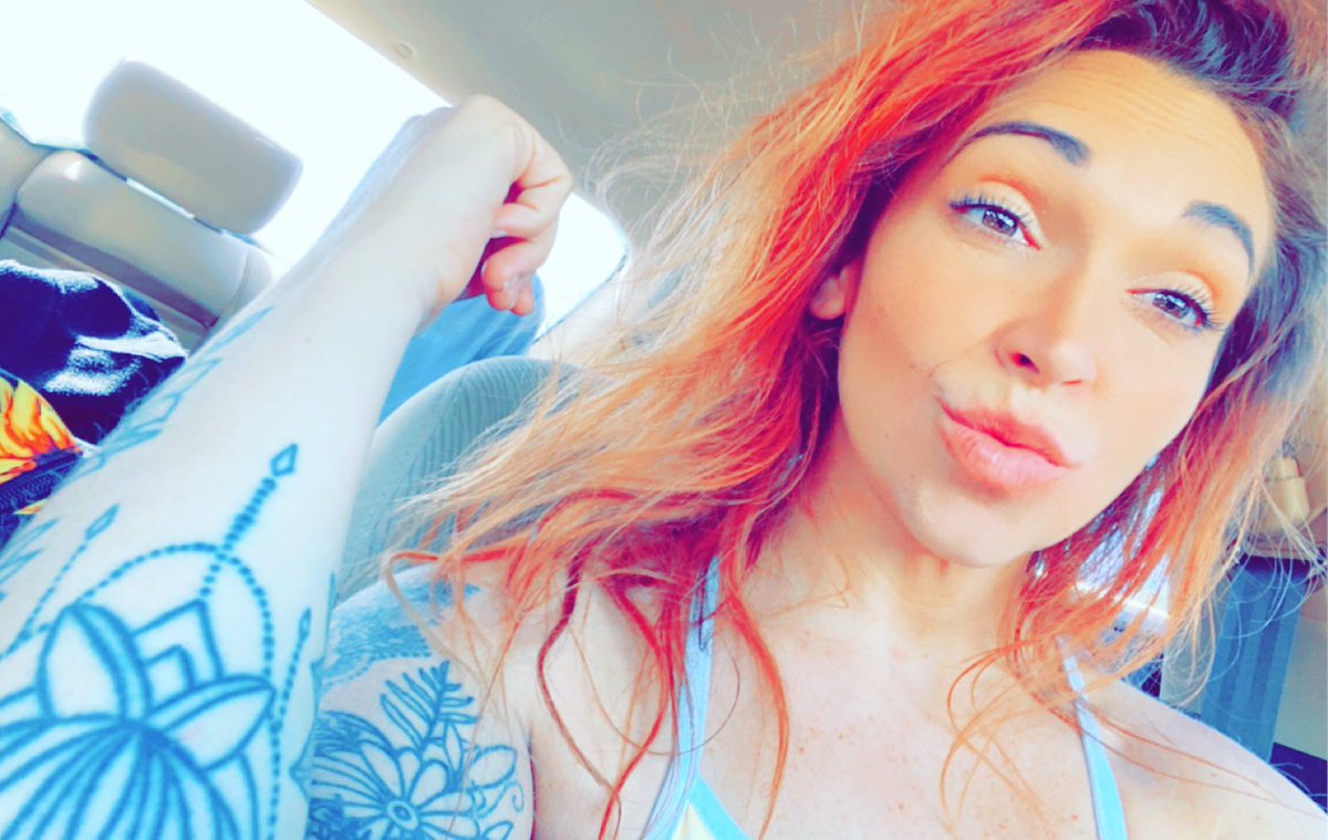 redheadbarbie__'s tweet photo. Loving young wild and free 🌻💋🎀 https://t.co/SFLhg5HdhI