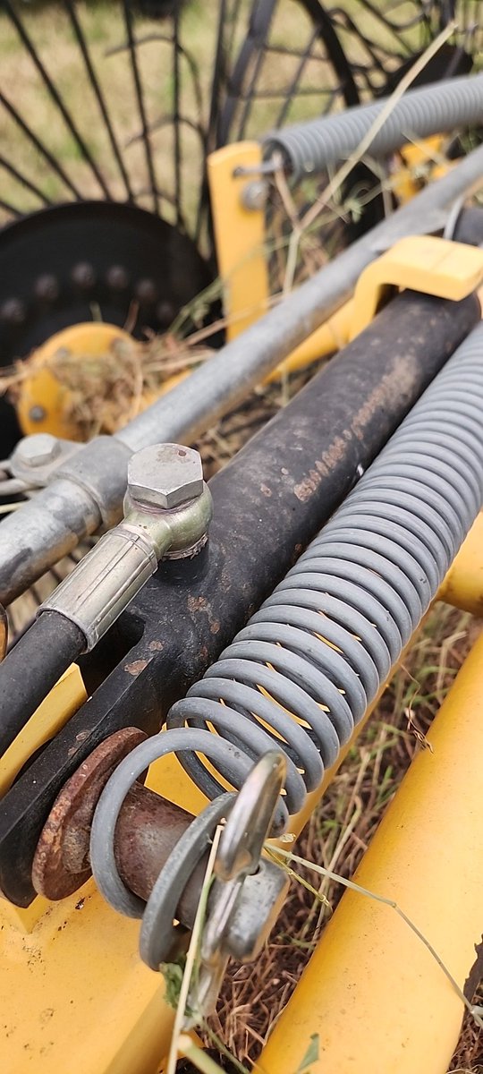 Really!!!! Who uses a banjo Hydraulic fitting in the ag world. Try get a hose fixxed!!!