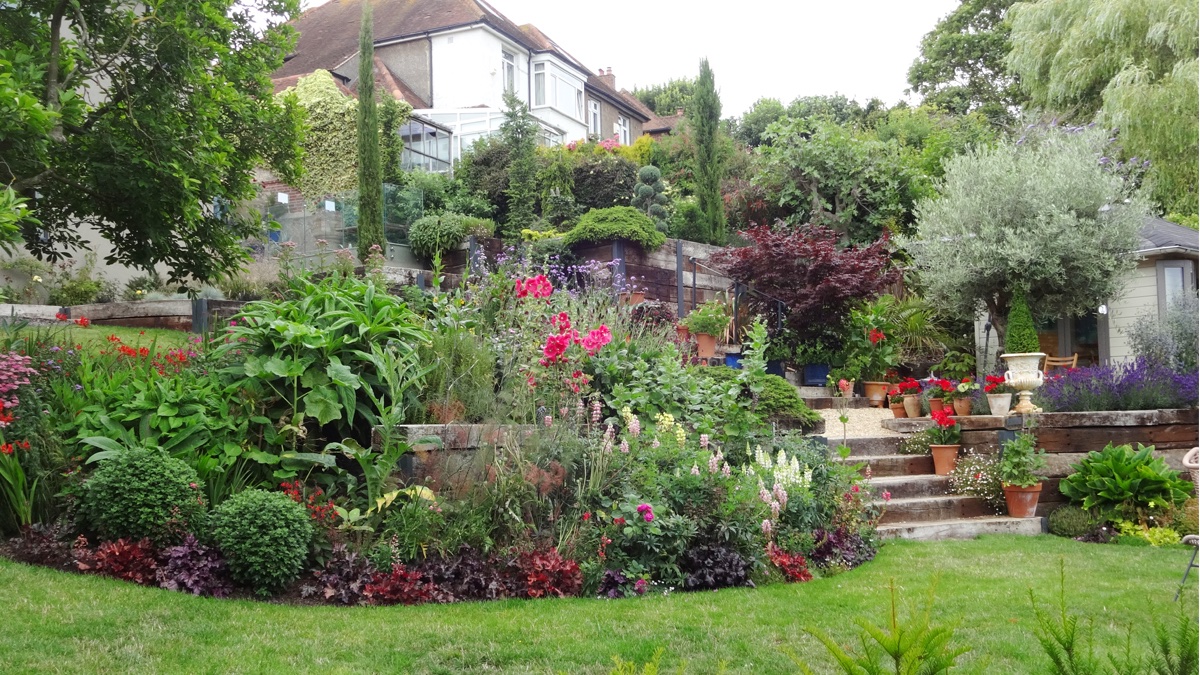 Only a few dates left in St Michael's Hospice Open Gardens in the Hastings area. I've been to a lot this year, but keep forgetting to take a camera. Remembered this week, though. All the gardens are gorgeous and very inspiring.
#opengardens #stmichaelshospice