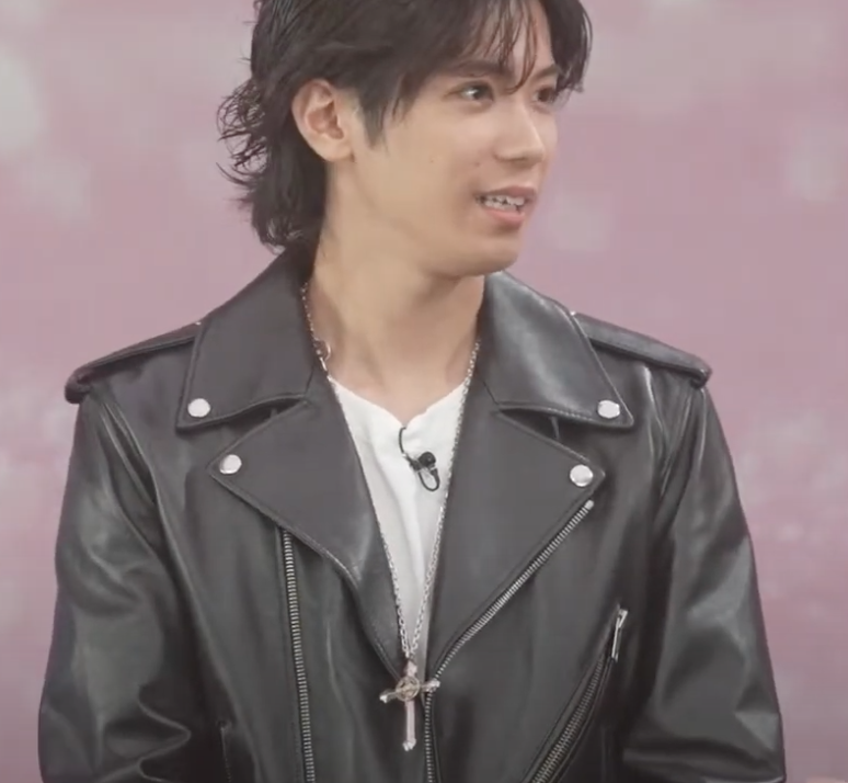 entamenta_'s tweet photo. 神宮寺勇太くん、今日もあのクロスネックレスを付けていましたね！
相当お気に入りのようですね✝️❤️

あのクロスネックレス、どこで購入できるのか調べてみました。＃神宮寺勇太　＃平野紫耀　＃IMP

https://t.co/mDkSpVEpbG https://t.co/9882PEWD6K