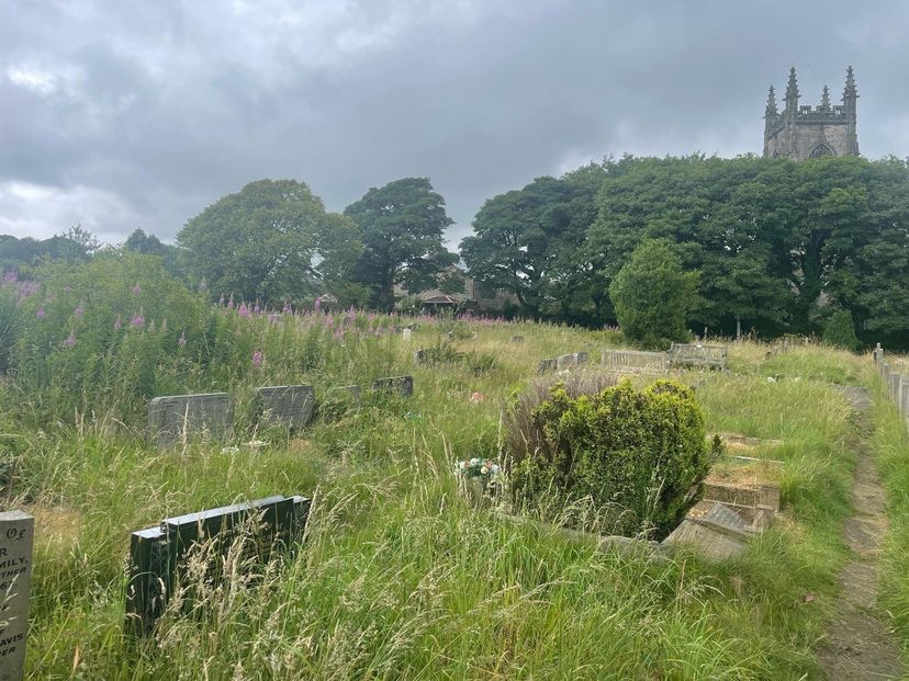NaturalistDara's tweet photo. Visiting the grave of Sylvia Plath.

What I have just felt can only be described as a swirling potion of melancholy &amp; serenity: boiled by a furnace of emotion, cooled by the rain falling on me. 

And as the stone reads “Even amidst fierce flames the golden lotus can be planted.” https://t.co/IkQVfW8zNk