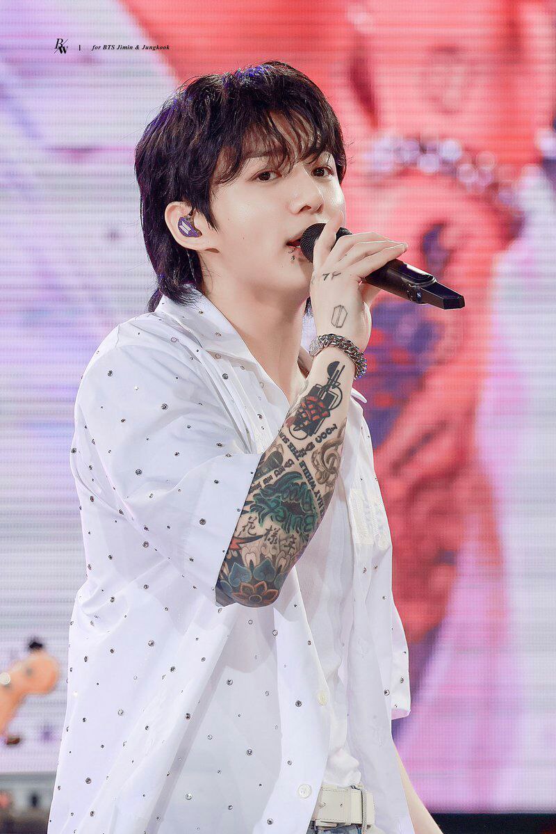 Itssarahope's tweet photo. WE'RE PROUD OF YOU JUNGKOOK
SEVEN DOMINATING CHARTS 
SEVEN SOTY MATERIAL 
JUNGKOOK RULING OVER OUR HEARTS
WE LOVE YOU JUNGKOOK https://t.co/ZwXOCp4Vzh