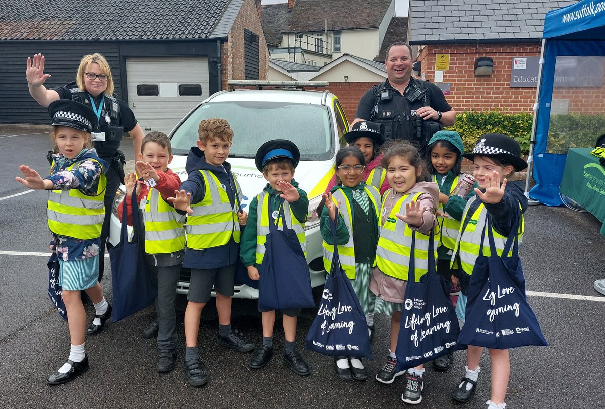 IpswichPolice's tweet photo. Skills escalator day part 2 was soggy to say the least but the pupils from Stone Lodge Academy and St Margaret's were amazing.
PC Chris and I were grateful to have the pleasure of being involved on such an important learning event.
PC Kate
#PC582 #pc1220
#skillsescalatorday https://t.co/zmlPT4jbuG
