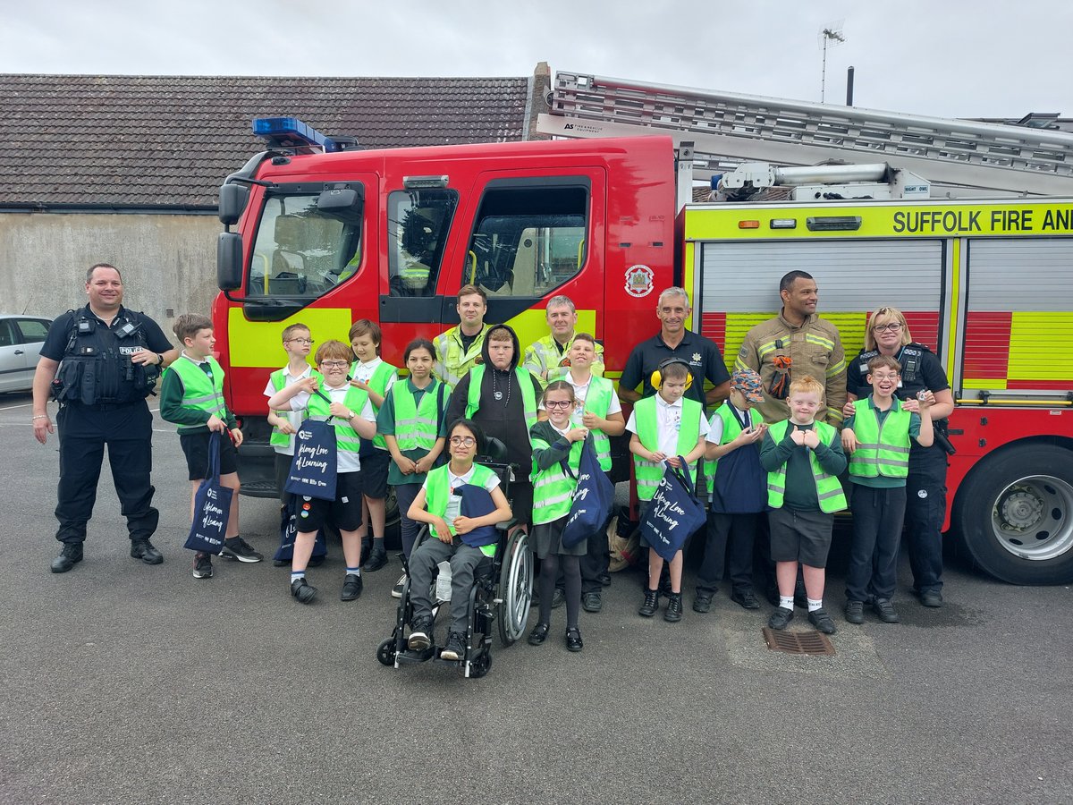 IpswichPolice's tweet photo. Skills escalator day part 2 was soggy to say the least but the pupils from Stone Lodge Academy and St Margaret's were amazing.
PC Chris and I were grateful to have the pleasure of being involved on such an important learning event.
PC Kate
#PC582 #pc1220
#skillsescalatorday https://t.co/zmlPT4jbuG