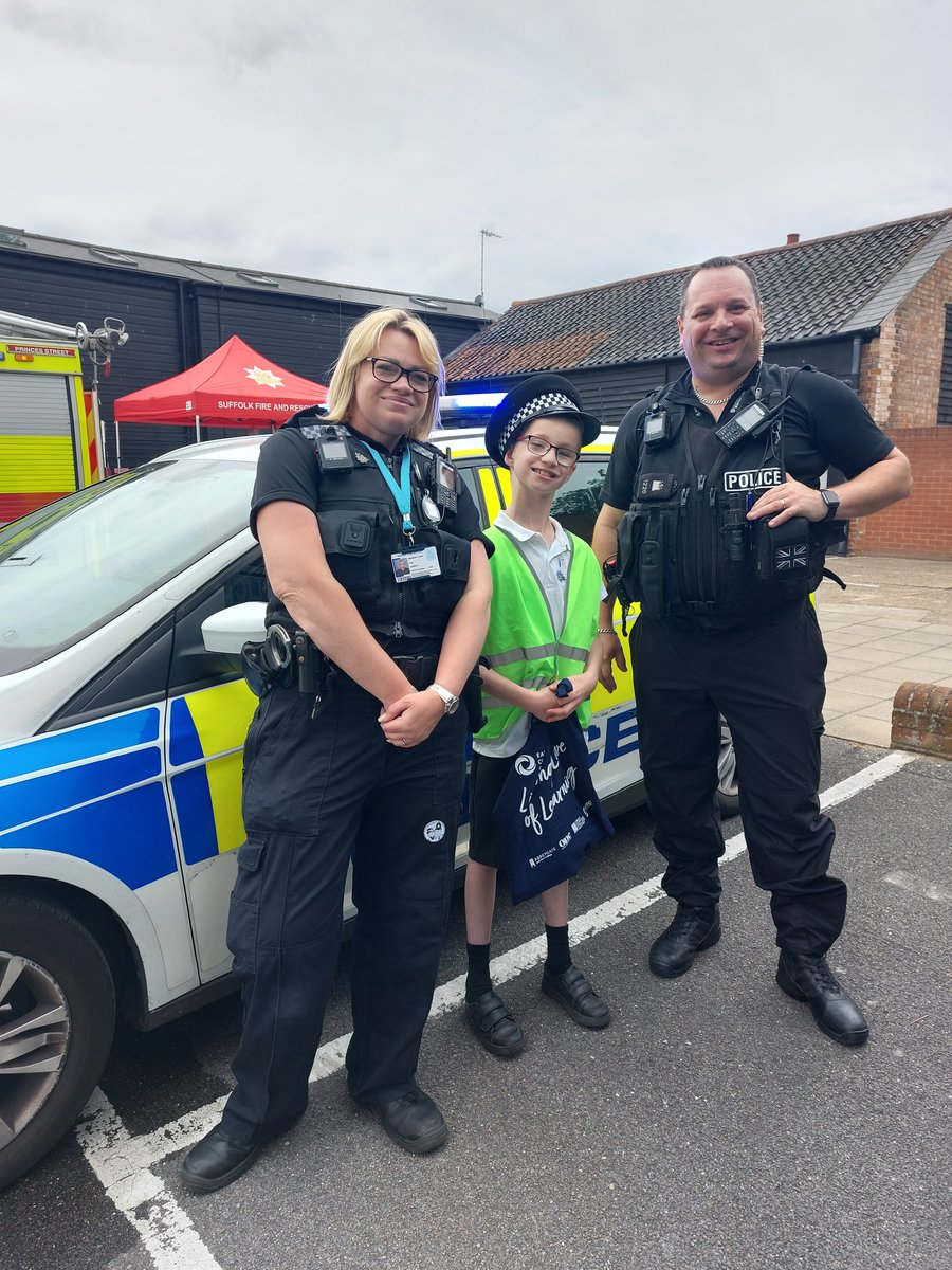 IpswichPolice's tweet photo. Skills escalator day part 2 was soggy to say the least but the pupils from Stone Lodge Academy and St Margaret's were amazing.
PC Chris and I were grateful to have the pleasure of being involved on such an important learning event.
PC Kate
#PC582 #pc1220
#skillsescalatorday https://t.co/zmlPT4jbuG