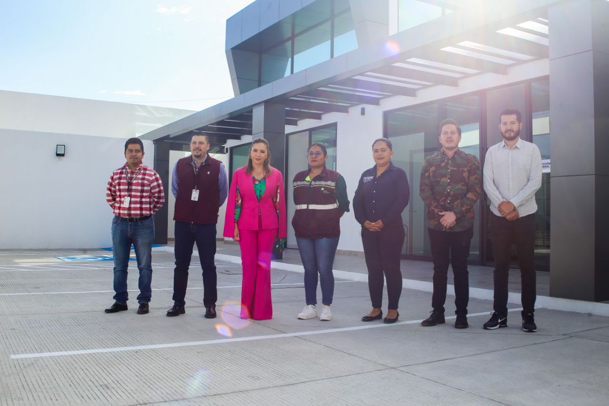 Paola_Angon's tweet photo. ¡Las nuevas instalaciones del @CholulaDIF están casi listas!🤗 

Realizamos un recorrido de supervisión con amigos de @InfraGobPue para constatar el avance, ¡agradezco el apoyo del Gobernador @SergioSalomonC para hacer realidad un espacio digno para las familias cholultecas! 🙌🏽 https://t.co/ZiFR0FBzw2