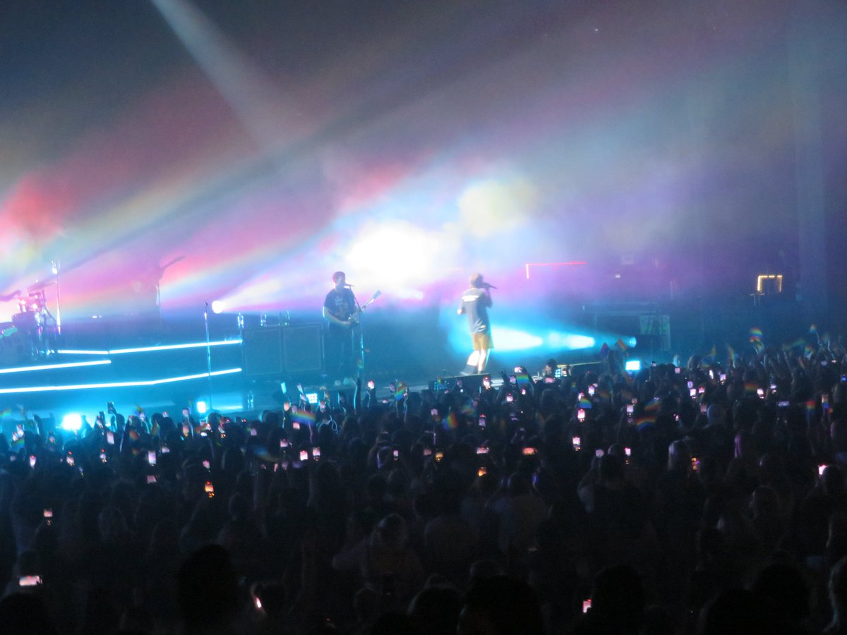 birdy3761's tweet photo. @lilfreakemily @rainbowmegamix So pretty 😍 I was way back in Sec 303 and had to zoom in a lot 🥰 https://t.co/1RKCMdWFz2
