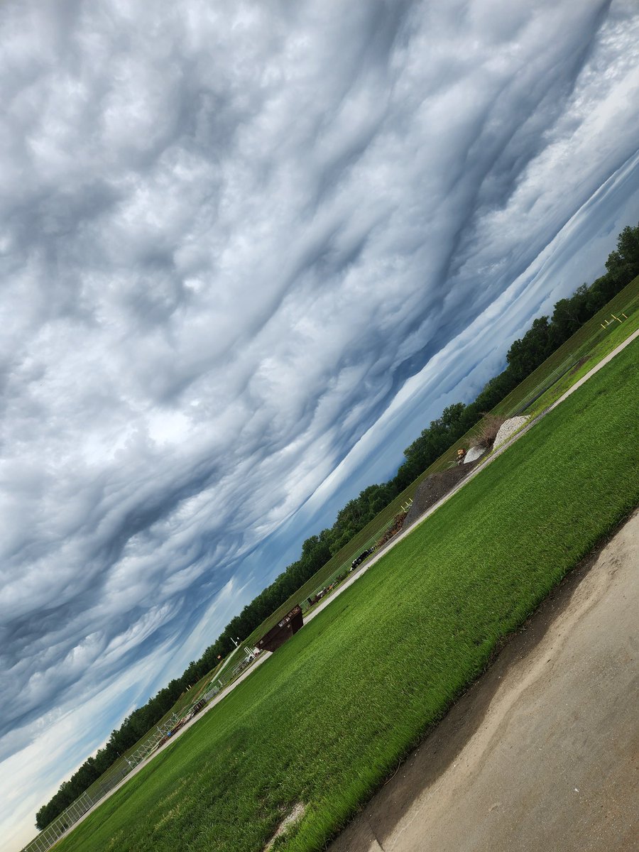 dawfnerr's tweet photo. Clouds moving in looking sus 🤘🤘 https://t.co/a2J20RlDNK