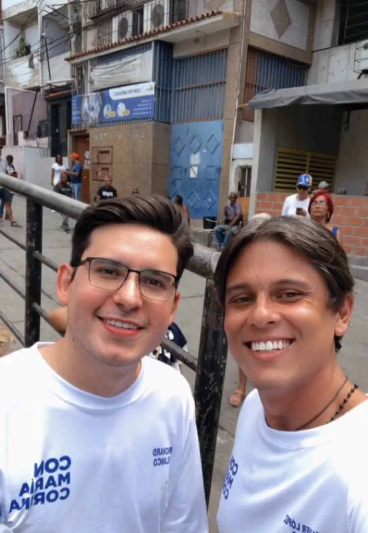 OliverLopezCano's tweet photo. 🌊🇻🇪 ¡VARGAS, LLEGAMOS! Aquí estamos @richardhblanco y yo. 

Juntos llegaremos #HstaElFinal con @MariaCorinaYA.

✅ #VargasConMariaCorina
✅ @VenteVargas https://t.co/MgRdJ7aCk1
