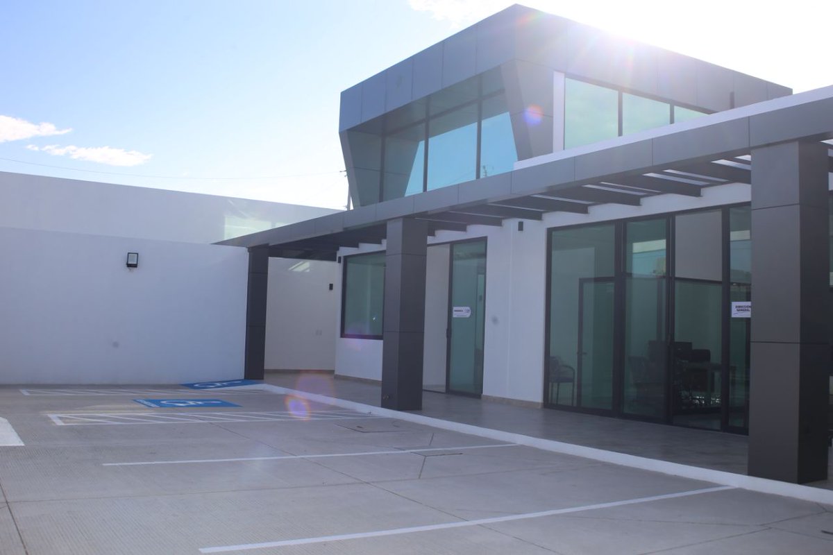 Paola_Angon's tweet photo. ¡Las nuevas instalaciones del @CholulaDIF están casi listas!🤗 

Realizamos un recorrido de supervisión con amigos de @InfraGobPue para constatar el avance, ¡agradezco el apoyo del Gobernador @SergioSalomonC para hacer realidad un espacio digno para las familias cholultecas! 🙌🏽 https://t.co/ZiFR0FBzw2