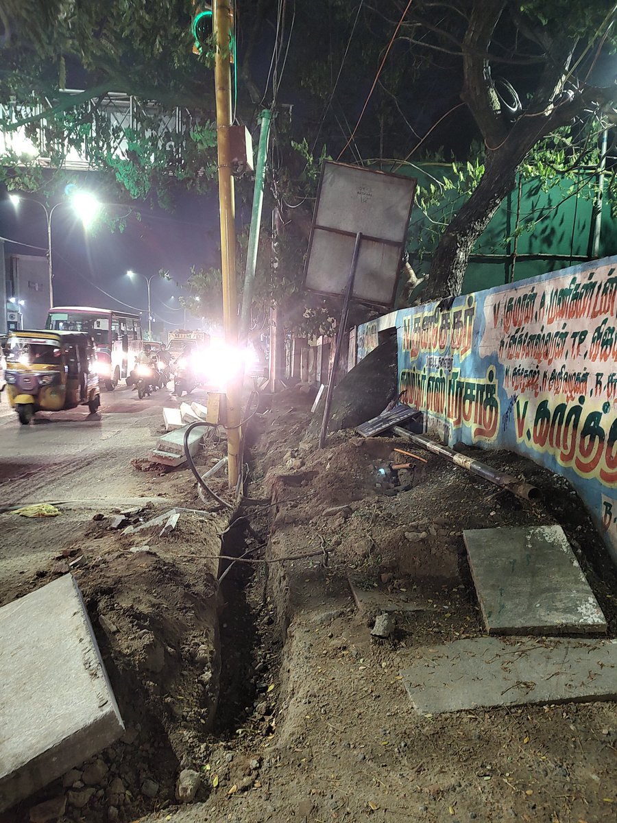 #Chennai #SafetyFirst #SingaraChennai2.0 
@chennaicorp @RAKRI1 to inspect the safety practices implemented during excavations works on the roads. On many occasions I have noticed workers avoid the importance of safety practices. Below location near nehru park metro- EVR RD .