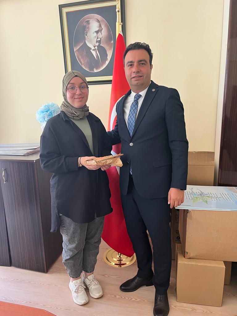 BurdurIlce's tweet photo. LGS 'de  İlçemiz genelinde ilk beş sırayı alan öğrencilerimiz Kaymakamımız Sayın Erdem YENİSOY tarafından ödüllendirildi.

Ödül törenine İlçe Milli Eğitim Müdür Vekilimiz Ömer DAŞDELEN, okul yöneticilerimiz ve velilerimiz katıldılar.

Öğrencilerimize başarılar dileriz. https://t.co/pSlFuDVTtB