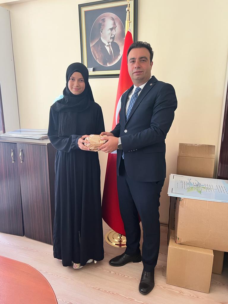 BurdurIlce's tweet photo. LGS 'de  İlçemiz genelinde ilk beş sırayı alan öğrencilerimiz Kaymakamımız Sayın Erdem YENİSOY tarafından ödüllendirildi.

Ödül törenine İlçe Milli Eğitim Müdür Vekilimiz Ömer DAŞDELEN, okul yöneticilerimiz ve velilerimiz katıldılar.

Öğrencilerimize başarılar dileriz. https://t.co/pSlFuDVTtB