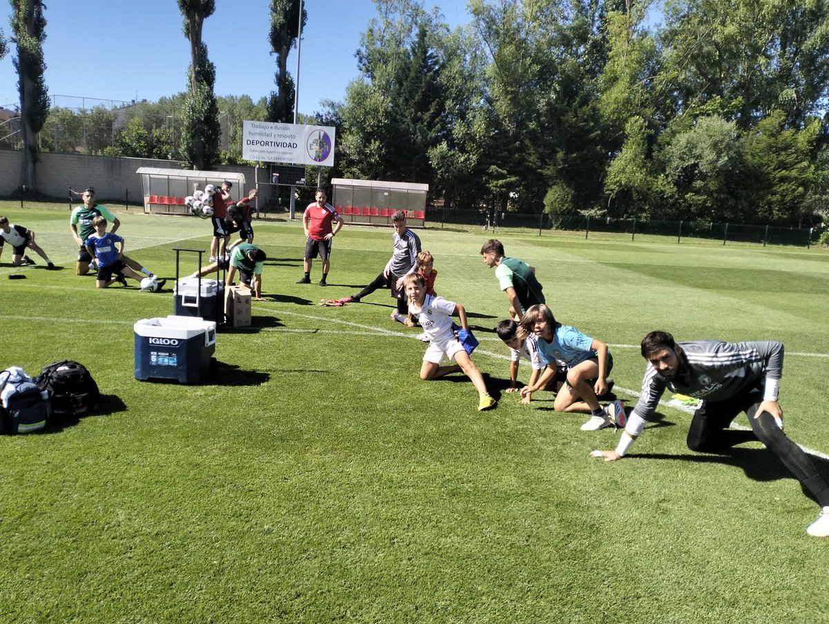 LaFactoriaBCF's tweet photo. Esta mañana los chicos del campus de la #LaDeportivaCF han tenido la oportunidad de hacer los estiramientos de post entrenamiento con la plantilla del primer equipo🦵🏼🤩

#SomosBurgos https://t.co/e4KeeNM01s
