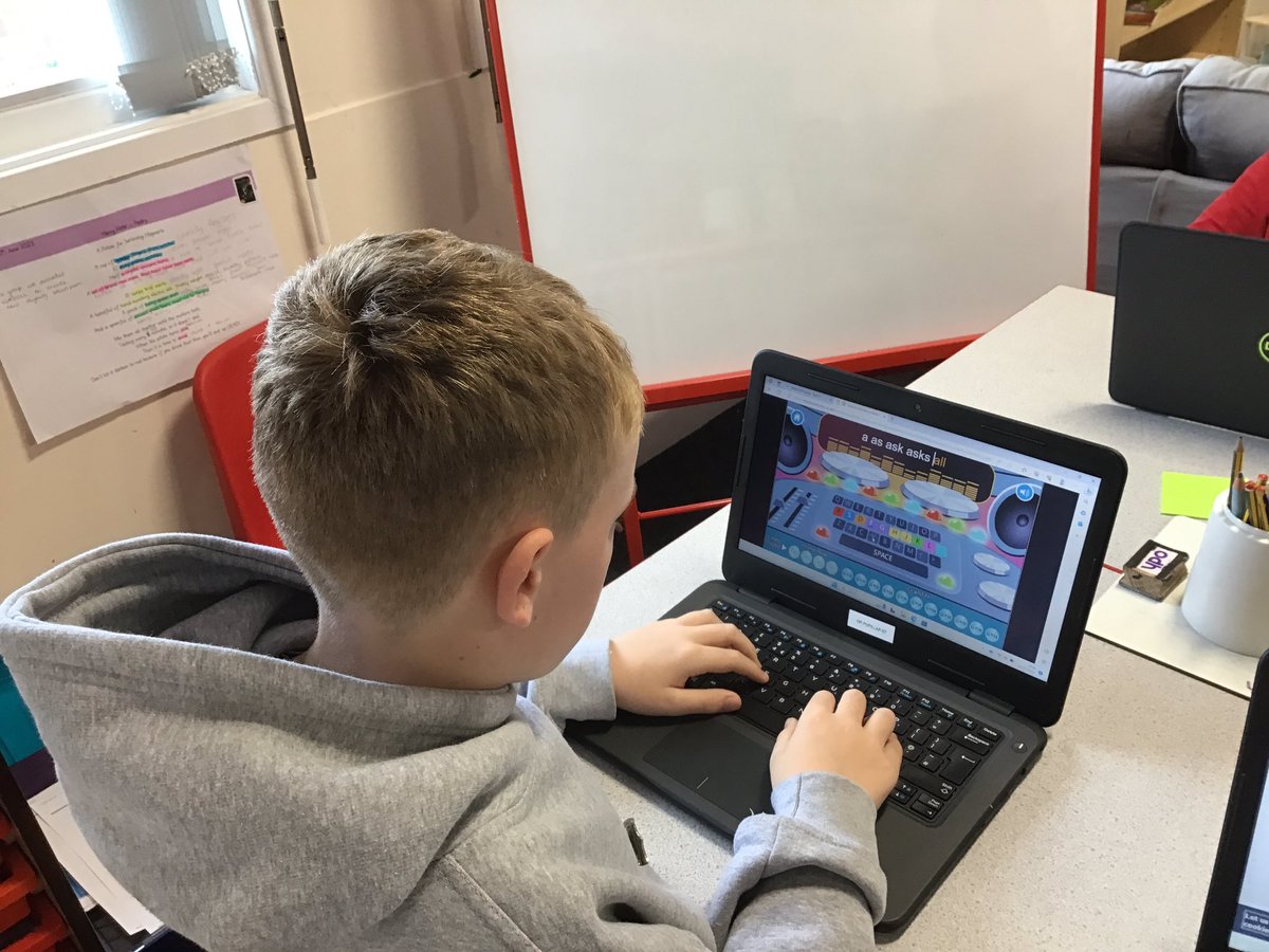 oakfieldprim's tweet photo. Practicing our touch typing skills to improve our typing speed and accuracy #oakfieldhydeTheHive #oakfieldhydecomputing #ELTcomputingTheHive https://t.co/ffYAmH9JTw