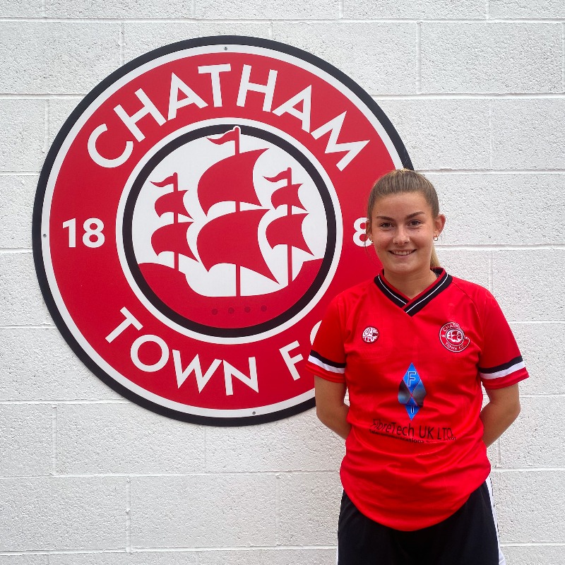 ChathamTownWFC's tweet photo. NEW SIGNING ✍️

We are delighted to announce the signing of Natalie Taylor from Crawley Wasps.

Natalie will also be joining the team with Championship experience after previously playing with Loughborough.

Welcome to the team, Natalie!

🔴⚪⚫ | #UpTheChats | #InThisTogether