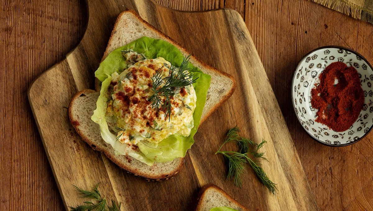 YourFoodStoryON's tweet photo. Crack into the goodness of @Irene_Matys' open faced egg salad sandwich on some wholesome whole grain bread! 🍞🥚 #YourFoodStory #WhatsYourFoodStory #OntarioGrains #Grains #WholeGrains #WholeWheat #Bread #ToastedBread #OpenFacedSandwich #Lunch #LunchSandwich #LunchTime https://t.co/fb2Z75w9wG