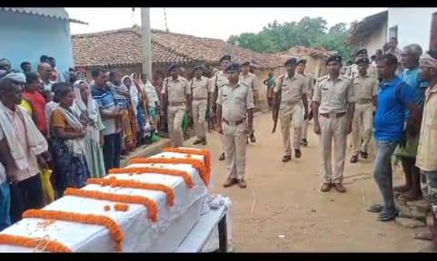 sankrantimedia's tweet photo. लोहरदगा : लोहरदगा सदर प्रखंड अंतर्गत तिगरा गांव निवासी मृतक निरज उरांव उम्र 26, पिता - स्व बुदू उरांव, मां सुकरी उरांव, पत्नी शोभा उरांव, एक बेटी जो तीन वर्ष की है, बहन सुपरिया तिर्की, बिरसमनी उरांव परिवार के सदस्य को अपने पिछे छोड़कर गया। मृतक निरज

https://t.co/eOuZV6Paic https://t.co/ot3sLFJk9b